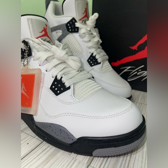 Preowned/Lightly Used: Air Jordan 4 Retro: Cement 4 Size 10 - Picture 4 of 11